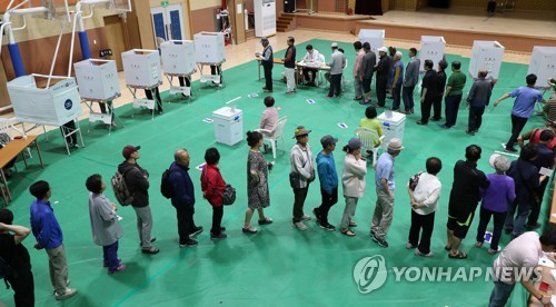 Cử tri tỉnh Gangwon tiến hành bầu cử địa phương sáng 13-6. Ảnh: Yonhap.