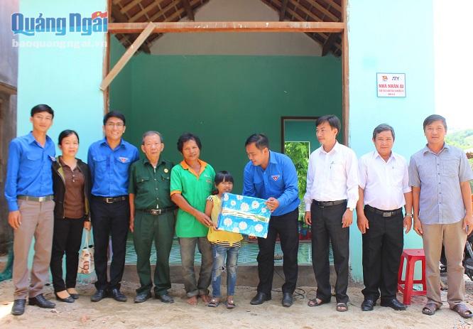 Lãnh đạo Tỉnh đoàn thăm hỏi và trao quà cho em Đinh Thị Nhã trước ngôi nhà mới.