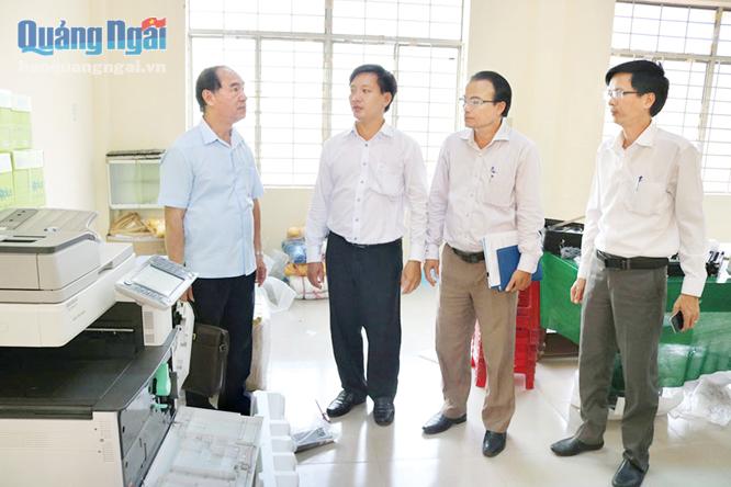 Chánh Thanh tra Bộ GD&ĐT Nguyễn Huy Bằng (bên trái) kiểm tra nơi làm việc của bộ phận in sao đề thi. Ảnh: T.PHƯƠNG