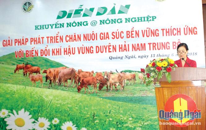 Phó Giám đốc Trung tâm Khuyến nông quốc gia Hà Thúy Hạnh phát biểu tại diễn đàn.                        Ảnh:  Ng.Khâm