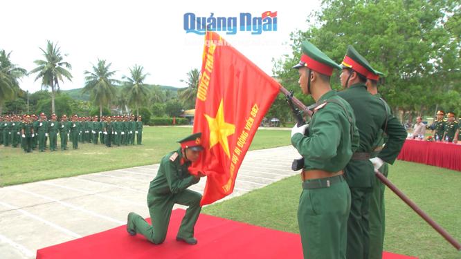 Chiến sĩ mới tuyên thệ dưới quân kỳ.                                                 ảnh: Huỳnh Huy