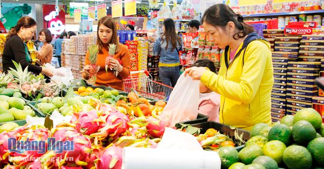 Bài, ảnh: THANH NHỊ    Người tiêu dùng chọn mua trái cây Việt Nam tại Siêu thị Co.op Mart Quảng Ngãi