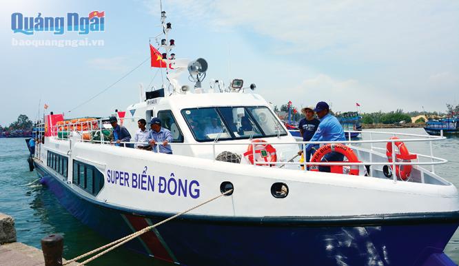 Con tàu Super Biển Đông vận chuyển khách trong dịp lễ 30.4-1.5. 2018.                                                                                                      ẢNH: Đình Quang