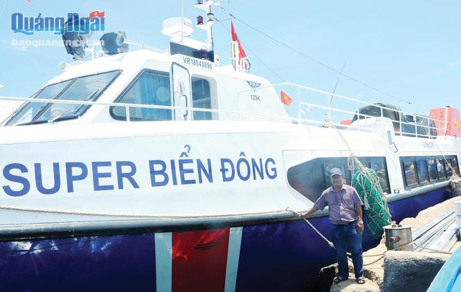Ông Xem bên chiếc tàu cao tốc Super Biển Đông trị giá 1 triệu USD hiện đại nhất trên tuyến Sa Kỳ-Lý Sơn.