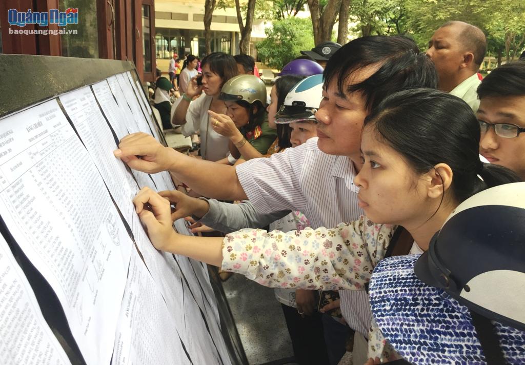 Thí sinh và phụ huynh tra cứu điểm thi tại Trường THPT Chuyên Lê Khiết.