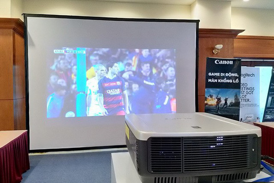 Sử dụng máy chiếu để xem bóng đá trong mùa World Cup