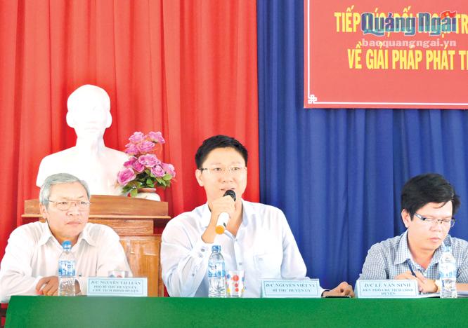 Bí thư Huyện ủy Lý Sơn Nguyễn Viết Vy giải đáp những thắc mắc của nhân dân tại buổi tiếp xúc, đối thoại. Ảnh: Văn Mịnh