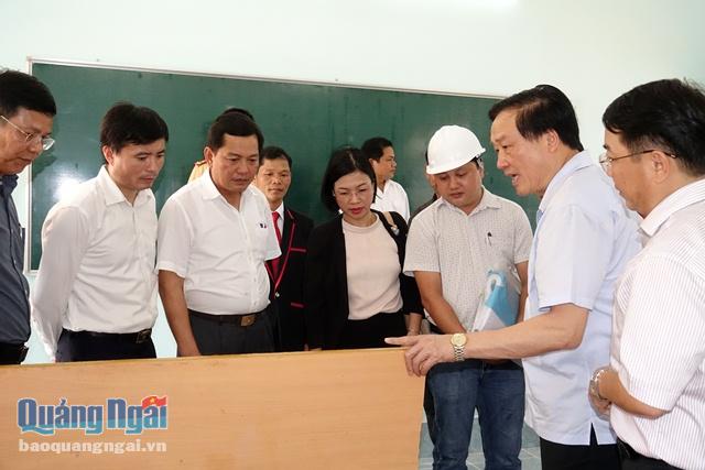 Bí thư Trung ương Đảng, Chánh án Tòa án nhân dân tối cao Nguyễn Hòa Bình kiểm tra cơ sở vật chất nhà trường