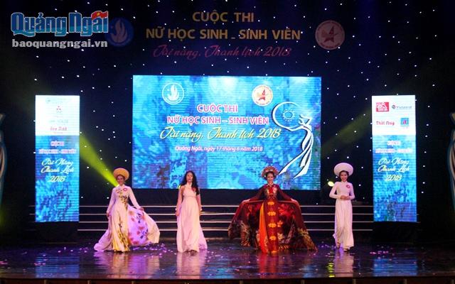 Các thí sinh trình diễn áo dài truyền thống của phụ nữ Việt Nam