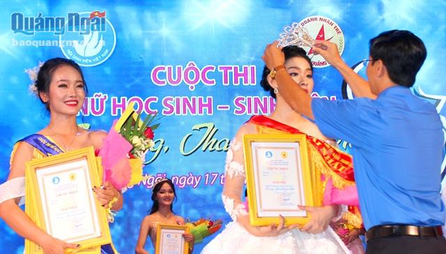 Bí thư Tỉnh đoàn Đặng Minh Thảo trao vương miện cho nữ sinh Nguyễn Hà Thy