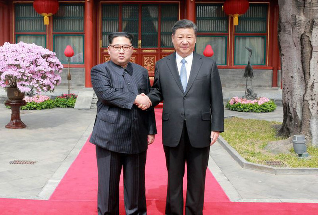 Nhà lãnh đạo Triều Tiên Kim Jong-un và Chủ tịch Trung Quốc Tập Cận Bình (Ảnh: Reuters)