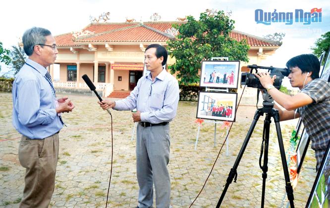 Chủ tịch Hội Nhà báo Việt Nam tỉnh Hà Minh Đích trả lời phóng viên Đài PT-TH Quảng Ngãi.