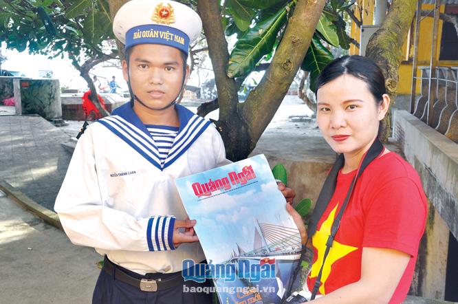 Phóng viên Xuân Hiếu – Báo Quảng Ngãi trao ấn phẩm báo Xuân Quảng Ngãi năm 2018 cho chiến sĩ trẻ trên đảo Phan Vinh.