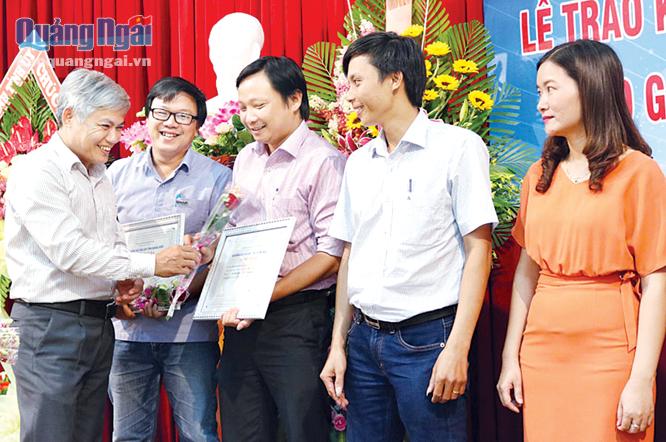 Trưởng Ban Tuyên giáo Tỉnh ủy Võ Văn Hào trao giải B cho tác giả, nhóm tác giải đạt Giải báo chí tỉnh lần thứ X-2018.                           Ảnh: T.Phương