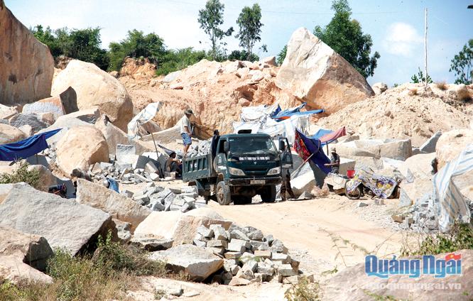  Công ty TNHH Một thành viên NBB khai thác đá tại mỏ đá núi Máng, xã Nghĩa Phương (Tư Nghĩa) còn nợ 2,1 tỷ đồng tiền cấp quyền khai thác khoáng sản.