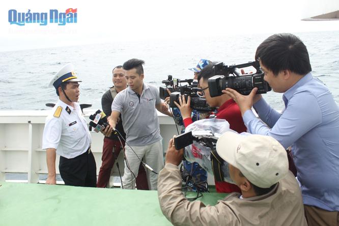  Vào những ngày biển động, tàu lắc lư liên tục, các phóng viên tác nghiệp ở boong tàu vừa phải đảm bảo chất lượng quay phim, chụp ảnh…vừa tự đảm bảo an toàn cho bản thân.