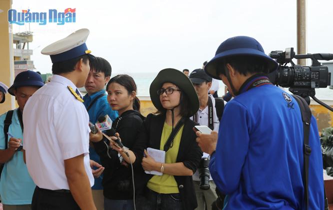  Không ngại khó, ngại khổ; các phóng viên nữ cũng rất nỗ lực, chịu khó khi tham gia tác nghiệp tại Trường Sa. Ảnh: Phóng viên tranh thủ phỏng vấn nhiều nội dung với chính trị viên đảo Tốc Tan.