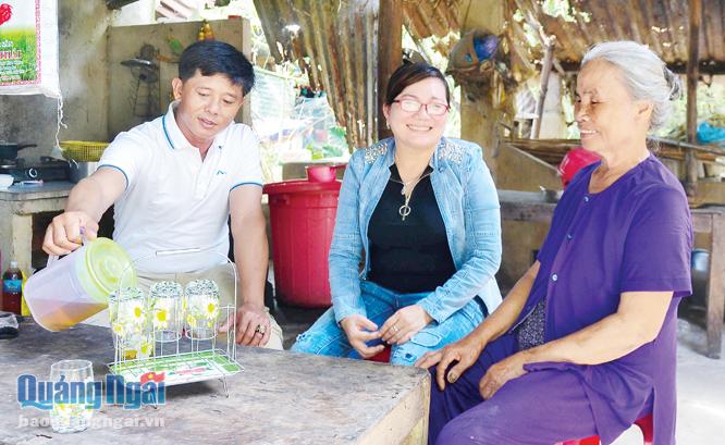  Vợ chồng anh Phong đến thăm bà Bùi Thị Đoan, người có hoàn cảnh khó khăn ở thôn Mỹ Tân, xã Bình Chánh (Bình Sơn).