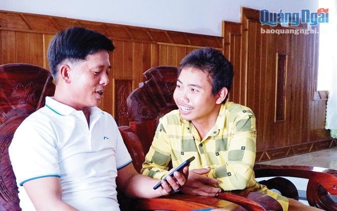  Tình yêu thương của vợ chồng anh Phong giúp cho Đinh Văn Nhe có thêm niềm tin vào cuộc sống. Từ cậu bé lang thang, giờ đây Nhe có chỗ ăn, chỗ ngủ và đặc biệt là có đầy ắp tình thương từ hai con người xa lạ.