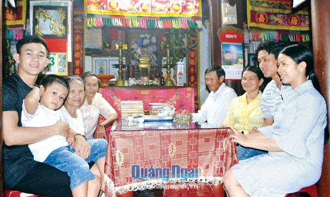  Bốn thế hệ trong gia đình ông Nguyễn Tuân cùng chung sống hạnh phúc trong ngôi nhà cổ.