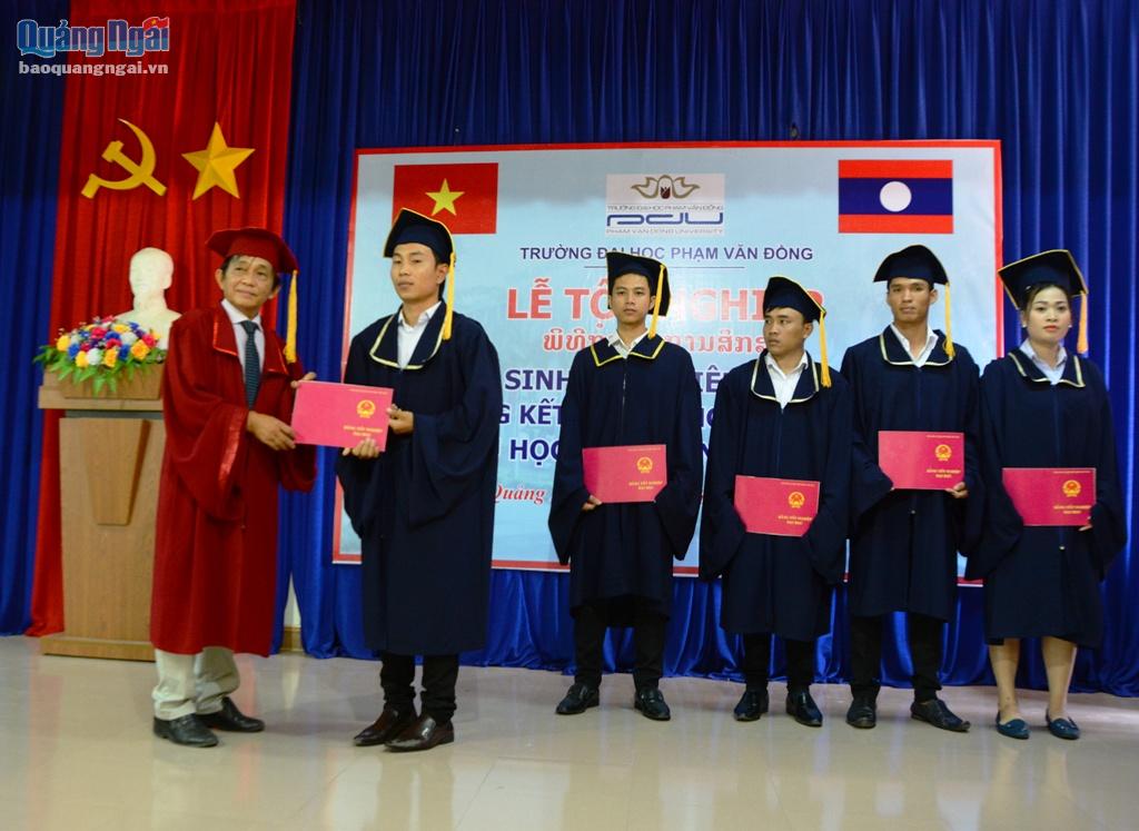 Hiệu trưởng Trường ĐH Phạm Văn Đồng Nguyễn Đăng Vũ trao bằng tốt nghiệp cho lưu học sinh Lào.