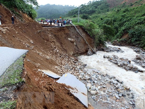 Đoạn đường bị đứt 30m do mưa lũ gây ra tại km369, quốc lộ 32 huyện Tân Uyên đi Than Uyên, khiến giao thông bị chia cắt. (Ảnh: Quý Trung/TTXVN)