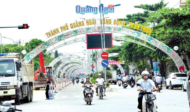  Tuyến đường Hùng Vương (đoạn từ Phan Đình Phùng đến ngã ba Bồ Đề) đang được cải tạo vỉa hè, thoát nước và nâng cấp, chỉnh trang. Ảnh: LÊ ĐỨC