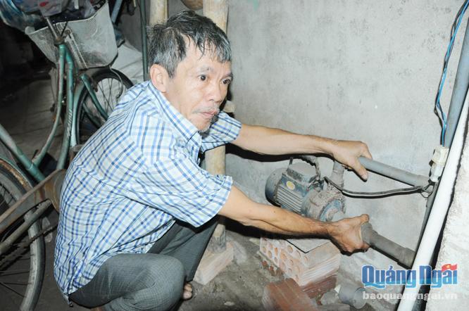 Dù sức khỏe không tốt nhưng ông Lê Trà và người thân trong gia đình vẫn phải sử dụng nước giếng khoan bị nhiễm phèn.