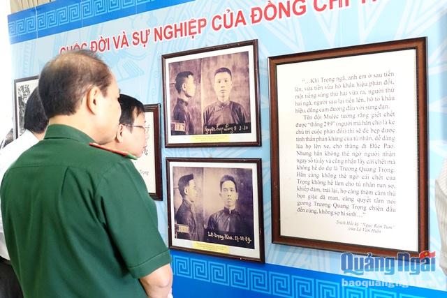 Đại biểu xem các hình ảnh tư liệu liên quan đến cuộc đời của đồng chí Trương Quang Trọng trưng bày tại hội thảo