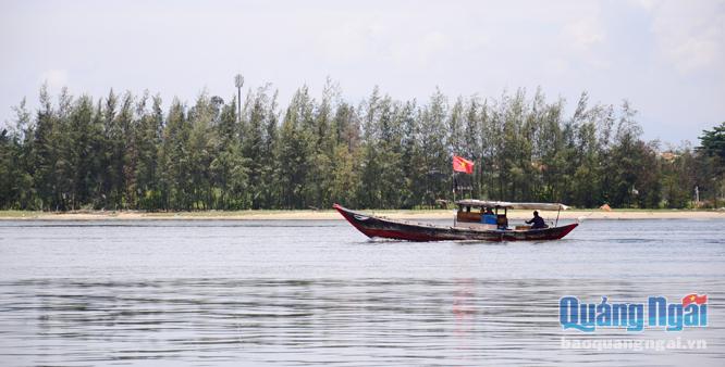  Nhiều ngư dân ở các xã ven biển nằm trong KKT Dung Quất phải ra khơi xa bằng tàu công suất nhỏ.