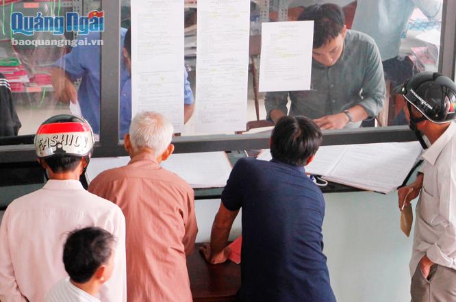 Người dân huyện Sơn Tịnh đến bộ phận trả kết quả thủ tục hành chính nhận giấy chứng nhận quyền sử dụng đất.