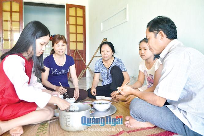 Các thành viên trong gia đình anh Phan Việt Hùng ở xã Bình Trung (Bình Sơn) quây quầy bên mâm cơm.
