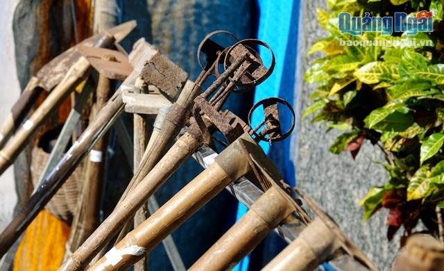 Những dụng cụ dùng trong sản xuất nông nghiệp của người dân Lý Sơn để sản xuất ra sản phẩm hành, tỏi nổi tiếng khắp cả nước