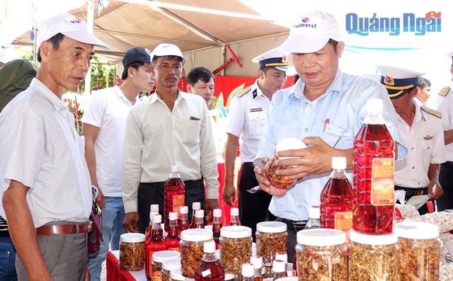 Trong dịp này, UBND huyện Lý Sơn còn phối hợp với huyện ven biển trong tỉnh giới thiệu những sản phẩm truyền thống của từng địa phương