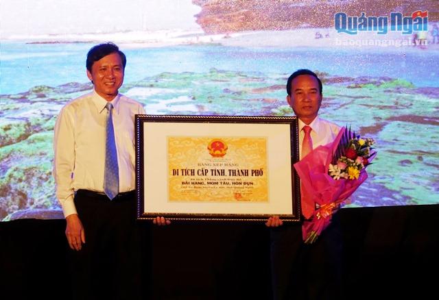 UBND huyện Lý Sơn đón nhận bằng xếp hạng di tích lịch sử văn hóa cấp tỉnh cho các thắng cảnh đảo Bé, xã An Bìn