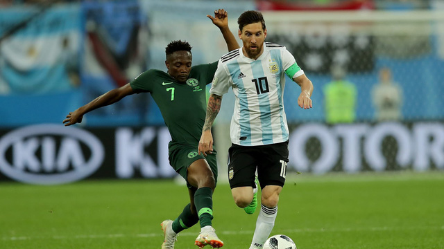 Messi trong trận đấu với ĐT Nigeria