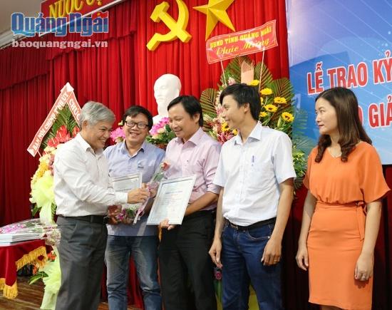 Trưởng Ban Tuyên giáo Võ Văn Hào trao giải cho các tác giả, nhóm tác giả đạt giải B.