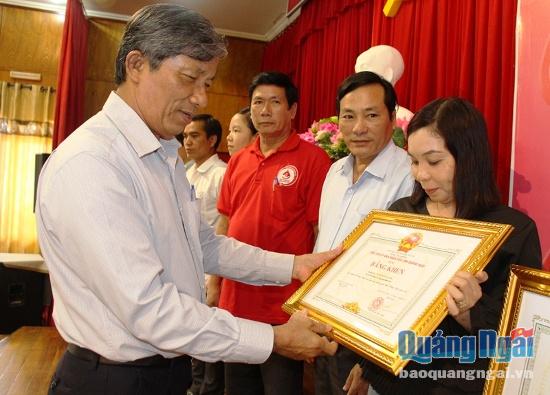 Chị Lê Thanh Tâm đại diện gia đình vinh dự nhận Bằng khen của UBND tỉnh vì có thành tích xuất sắc trong phong trào hiến máu tình nguyện.