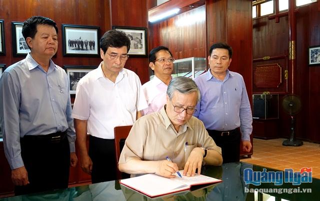 Đồng chí Trần Quốc Vượng viết vào sổ lưu niệm những dòng lưu bút bày tỏ tấm lòng tri ân đối với Thủ tướng Phạm Văn Đồng