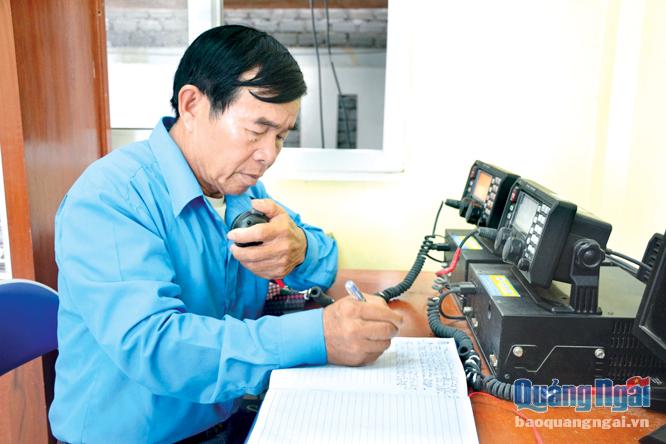 Ông Nguyễn Quốc Chinh thường xuyên trực đài Icom để kết nối liên lạc với ngư dân trên biển.                     Ảnh: K.Ngân