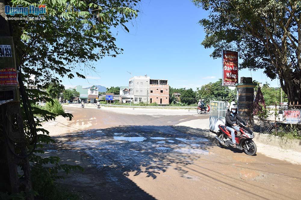 nút giao thông giao cắt giữa đường dân sinh Hà Giang - Tịnh Thọ với đường dẫn từ Quốc lộ 24B lên đường cao tốc Đà Nẵng - Quảng Ngãi