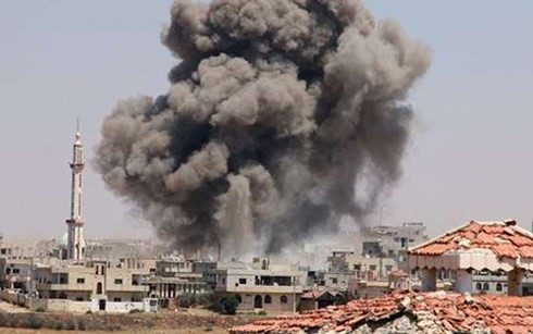  Khói bốc lên từ khu vực do phe đối lập kiểm soát sau một cuộc không kích của quân đội Syria. (Ảnh: Gulf Times)