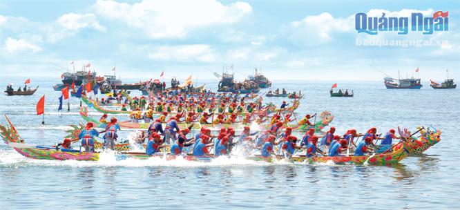 Lễ hội đua thuyền truyền thống ở huyện đảo Lý Sơn.  				ảnh: T.L