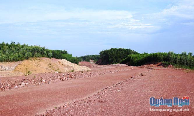  Công trình đường trục chính vào Cụm công nghiệp Bình Long (Bình Sơn) vẫn còn tạm dừng thi công.