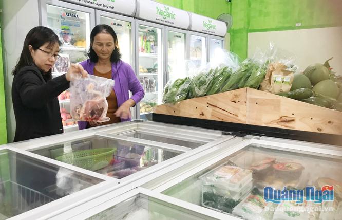 Cửa hàng Naganic Trương Định (TP.Quảng Ngãi) được nhiều người tiêu dùng tin tưởng khi mua thực phẩm.