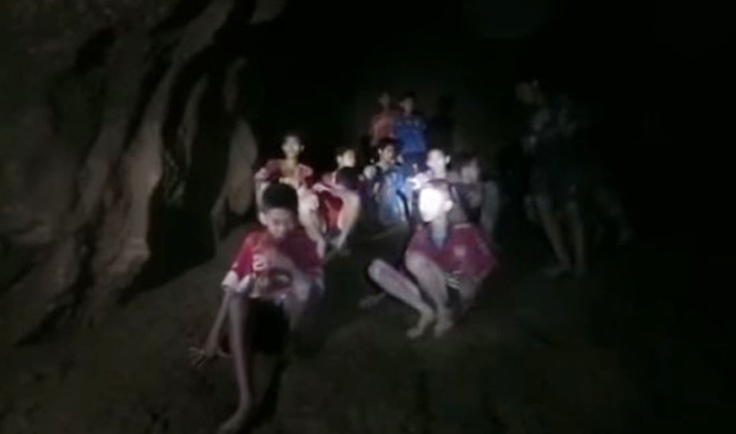 Đội bóng đã được tìm thấy an toàn trong hang và đang nỗ lực đưa các em ra ngoài.