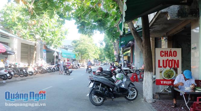 Con đường “ẩm thực” Nguyễn Bá Loan luôn nhộn nhịp mỗi sáng sớm và xế chiều.