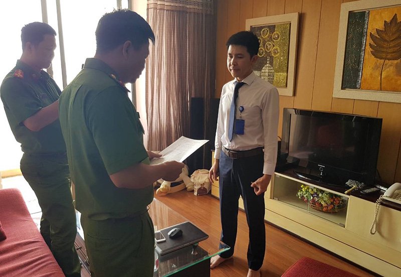 Bộ Công an đọc quyết định bắt giữ, khám xét nơi ở của Nguyễn Minh Quang - mắt xích quan trọng trong đường dây cá độ bóng đá qua trang mạng m88gin.com