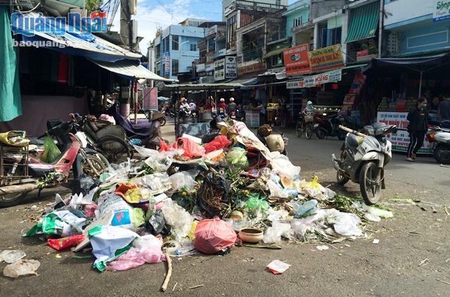 Rác chất thành đống nằm ngay trên đường ở khu vực chợ Quảng Ngãi
