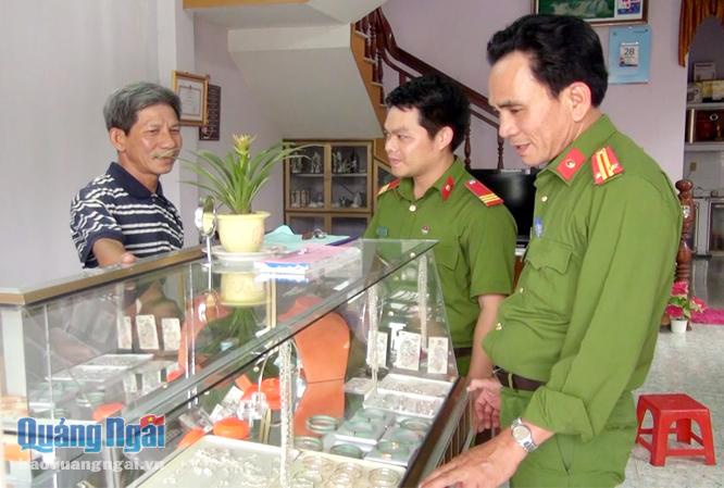 Công an huyện Đức Phổ thăm hỏi, trao đổi thông tin với ông Nguyễn Văn Chín, chủ tiệm vàng ở xã Phổ Khánh (Đức Phổ).